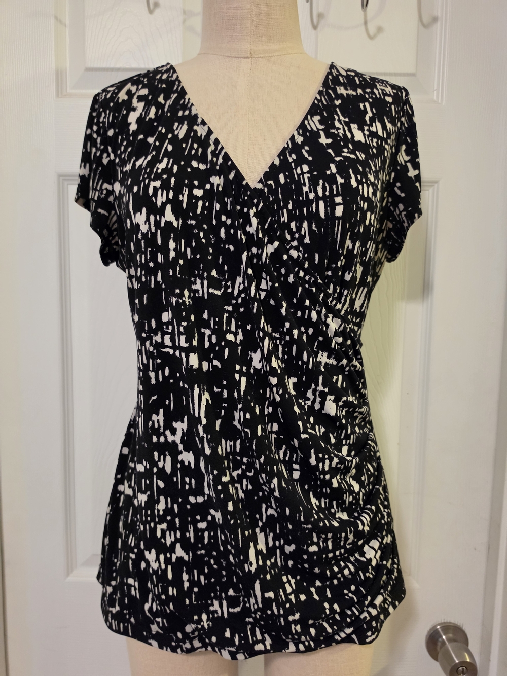 Apt. 9 Black & White V-Neck Ruched Short Sleeve Top Size Large